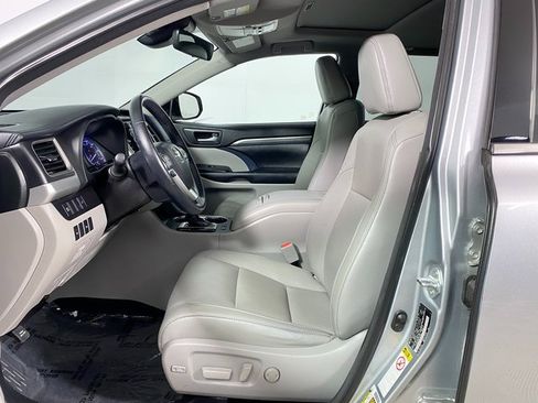 Used 2018 Toyota Highlander Limited image 12