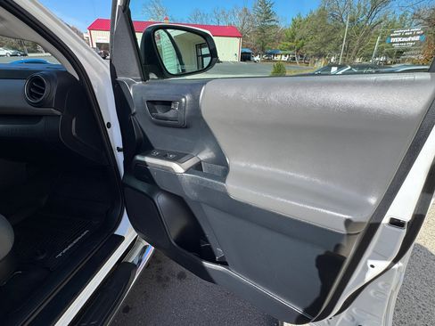 Used 2018 Toyota Tacoma SR5 image 17