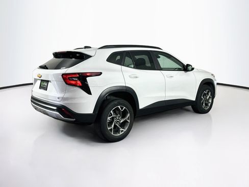 Used 2025 Chevrolet Trax LT FWD image 9