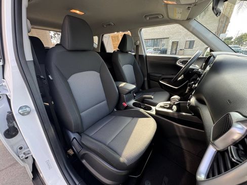 Used 2025 Kia Soul LX w/ LX Technology Package FWD image 34