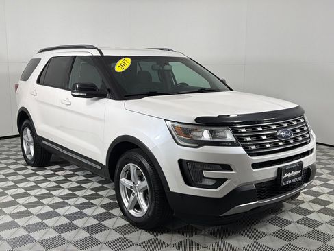 Used 2017 Ford Explorer XLT w/ Equipment Group 201A image 3