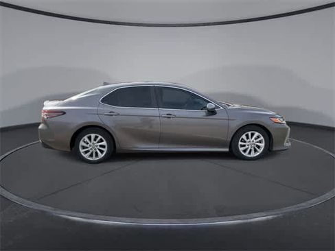Used 2022 Toyota Camry LE image 9