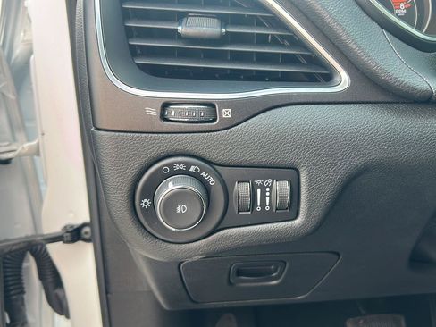 Used 2022 Jeep Cherokee Trailhawk AWD/4WD image 18