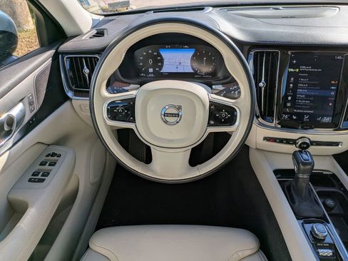 Used 2020 Volvo V60 T5 Cross Country image 16