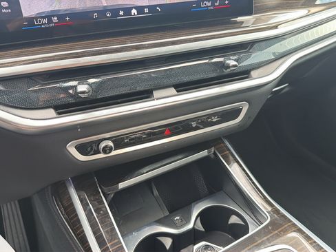 Used 2025 BMW X7 xDrive40i w/ Premium Package AWD/4WD image 27