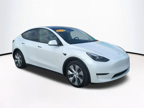 Used 2024 Tesla Model Y Long Range AWD/4WD image 2
