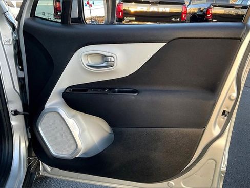 Used 2019 Jeep Renegade Latitude w/ Popular Equipment Group image 19