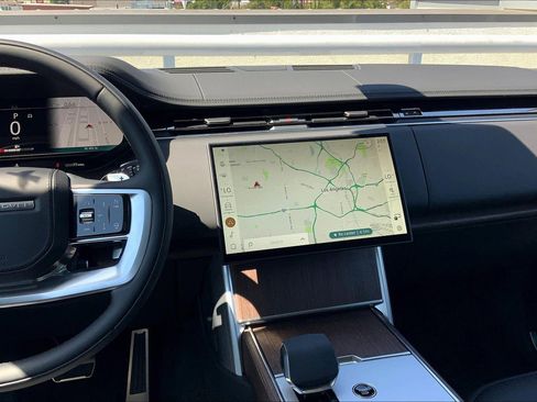 New 2025 Land Rover Range Rover SE image 7