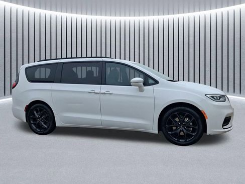 Used 2022 Chrysler Pacifica Touring-L w/ S Appearance Package image 4