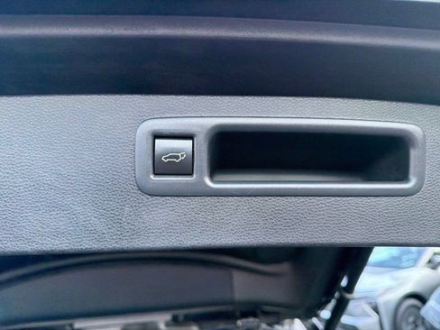 Used 2023 Toyota Highlander LE FWD image 7
