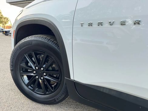 Used 2022 Chevrolet Traverse LT image 9