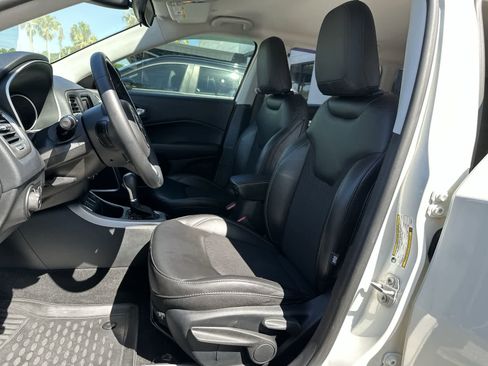 Used 2018 Jeep Compass Latitude FWD image 3