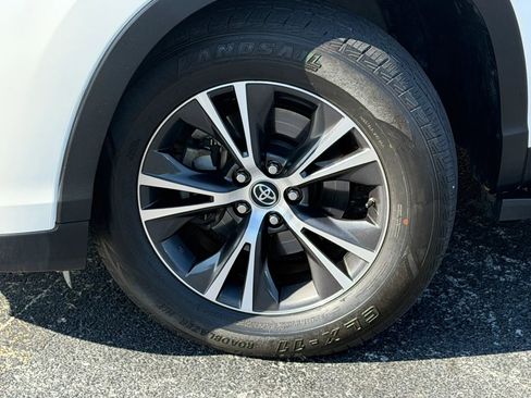 Used 2019 Toyota Highlander LE image 3