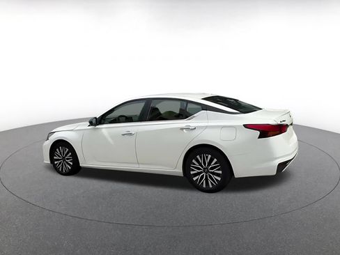 Used 2025 Nissan Altima 2.5 SV FWD image 10