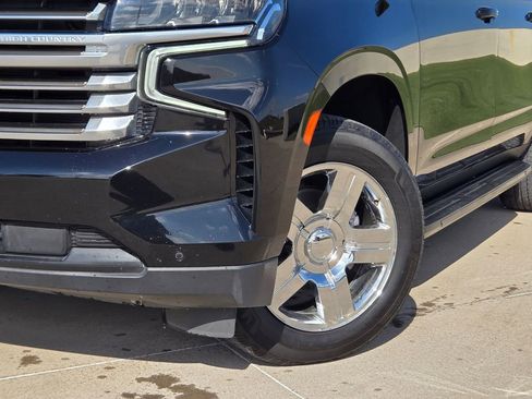 Used 2022 Chevrolet Suburban LT w/ Luxury Package image 7