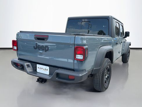 Used 2025 Jeep Gladiator Sport image 3