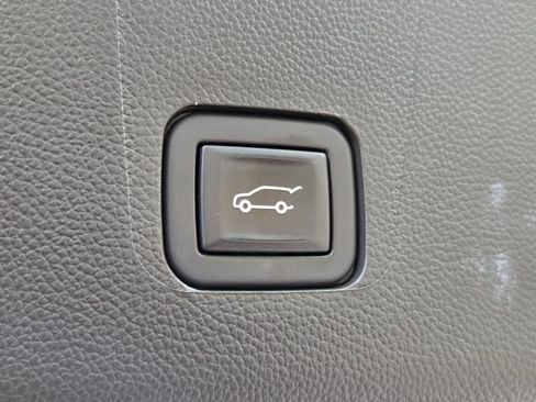 Used 2023 Chevrolet Traverse LT FWD image 16