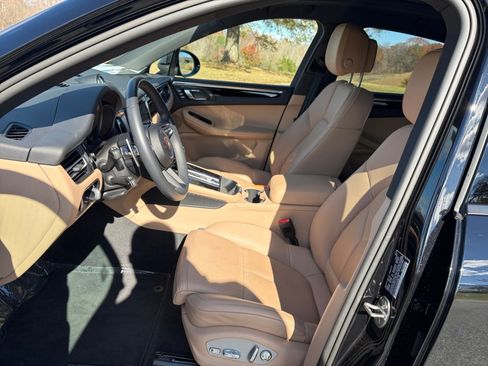 Certified 2025 Porsche Macan image 5