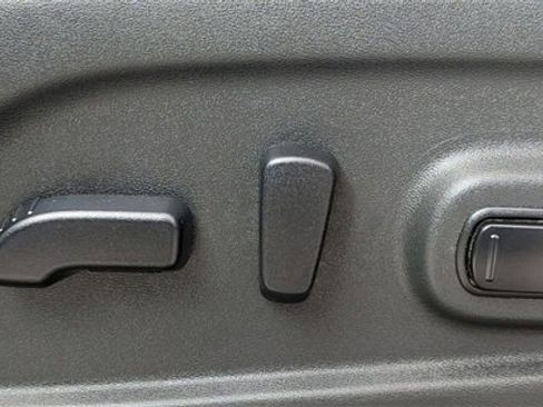 Used 2019 Nissan Titan SV w/ SV Convenience Package image 13