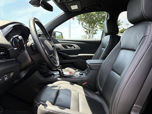 Used 2023 Chevrolet Traverse LT w/ LPO, Floor Liner Package FWD image 9