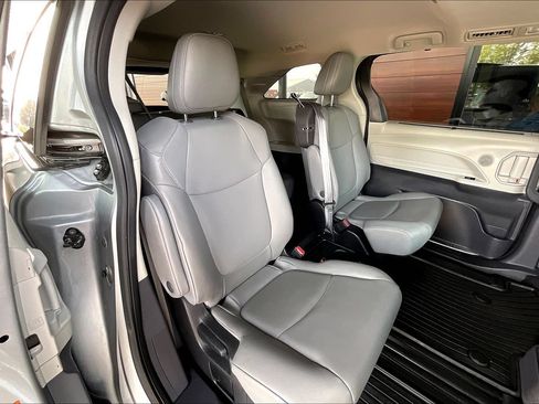 Used 2022 Toyota Sienna XLE w/ XLE Plus Package FWD image 22