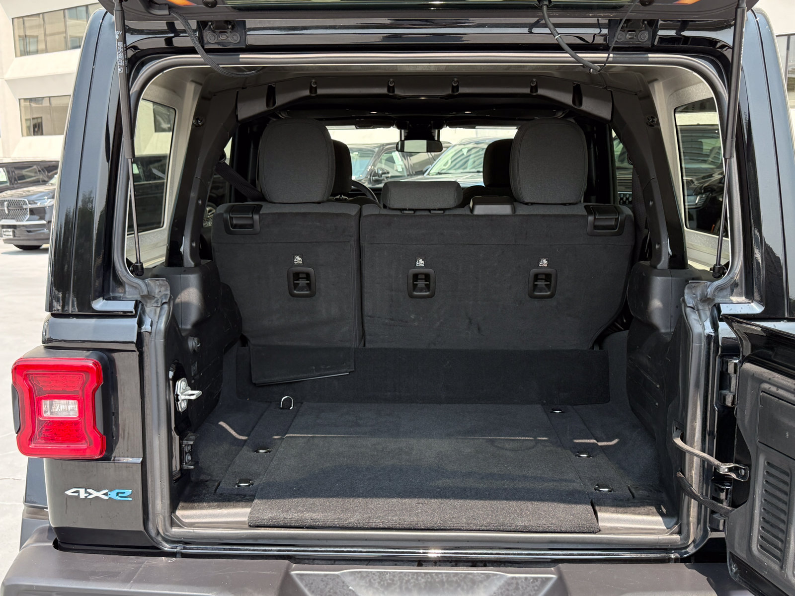 Used 2024 Jeep Wrangler Unlimited Sahara AWD/4WD image 17