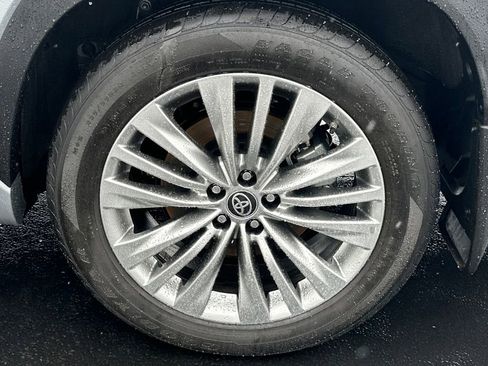 Used 2025 Toyota Highlander Platinum image 26