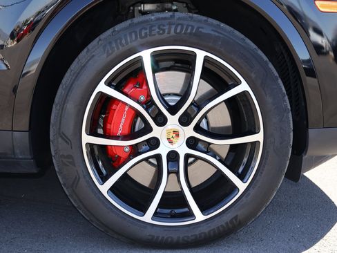 Certified 2024 Porsche Cayenne S AWD/4WD image 29