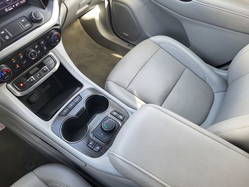 Used 2023 GMC Acadia SLT image 14