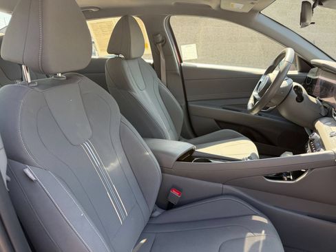 Used 2025 Hyundai Elantra SEL FWD image 36