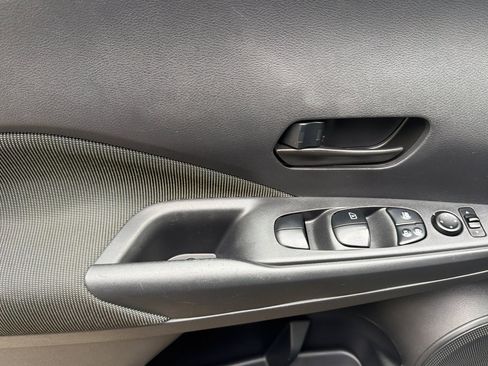 Used 2018 Nissan Kicks S image 10