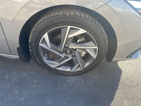 Used 2025 Hyundai Elantra SEL image 5