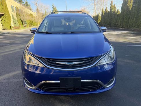 Used 2018 Chrysler Pacifica Limited w/ Advanced Safetytec Group image 2