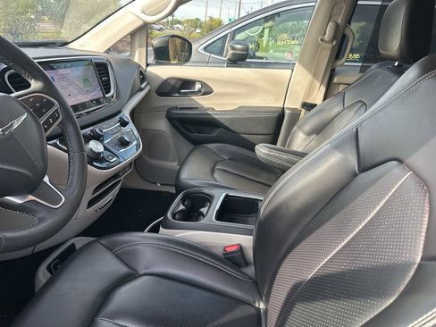 Used 2023 Chrysler Pacifica Touring-L image 5