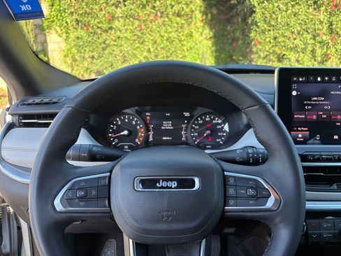 Used 2025 Jeep Compass Limited image 29