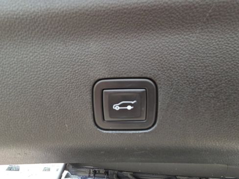 Used 2023 Chevrolet Suburban Premier image 35