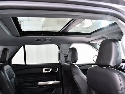 Used 2022 Ford Explorer XLT w/ Equipment Group 202A image 18