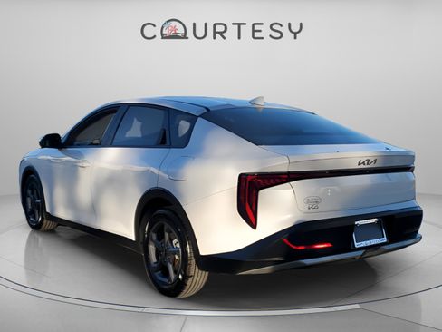 Used 2025 Kia K4 LXS image 2