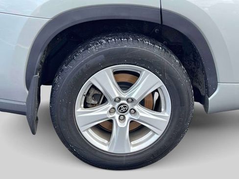 Used 2021 Toyota Highlander LE image 6