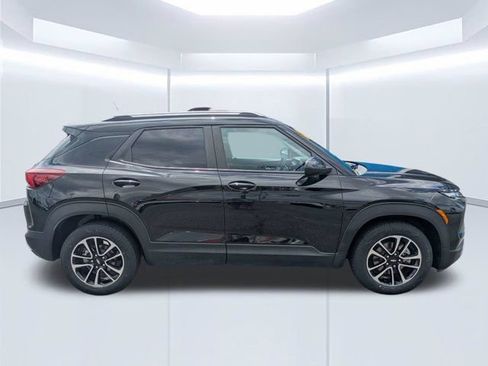 Used 2024 Chevrolet TrailBlazer LT w/ Convenience Package FWD image 2