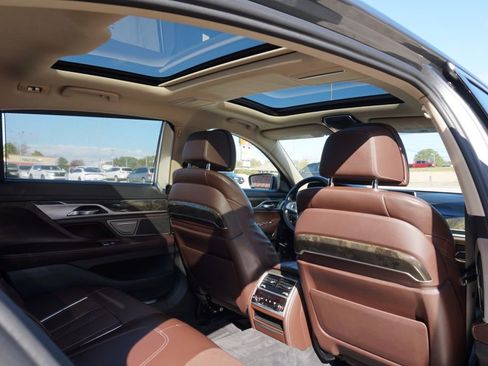 Used 2017 BMW 740i image 30