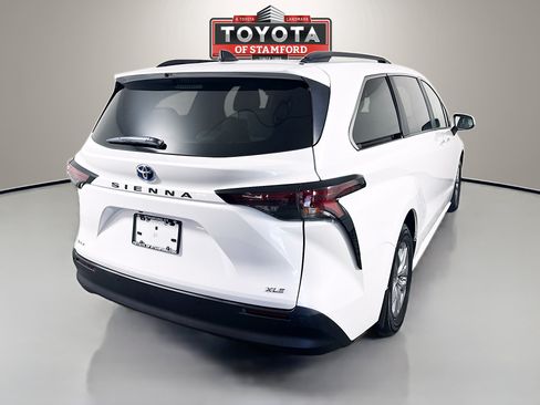 Used 2025 Toyota Sienna XLE w/ XLE Plus Package FWD image 7