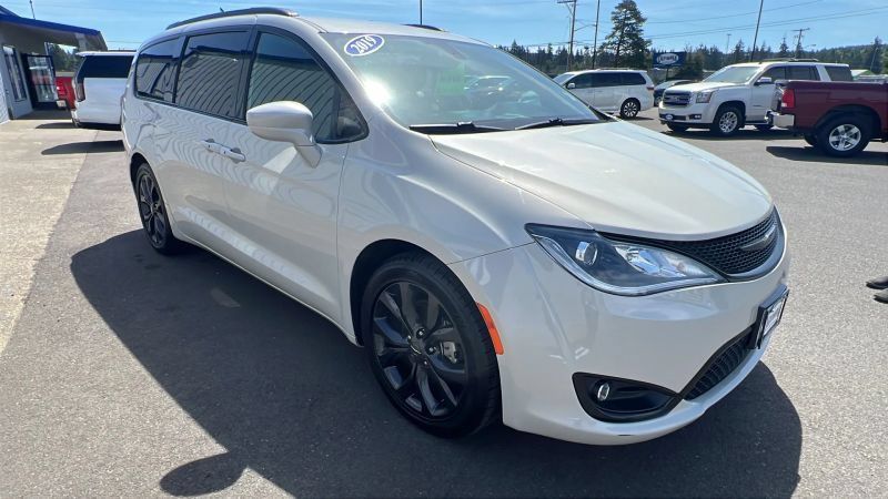 Used 2019 Chrysler Pacifica Touring-L w/ S Appearance Package FWD image 3
