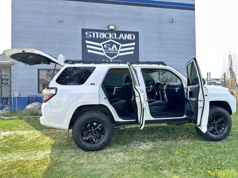 Used 2018 Toyota 4Runner SR5 image 25