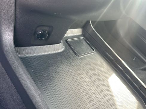 Used 2025 Toyota Sienna LE FWD image 18