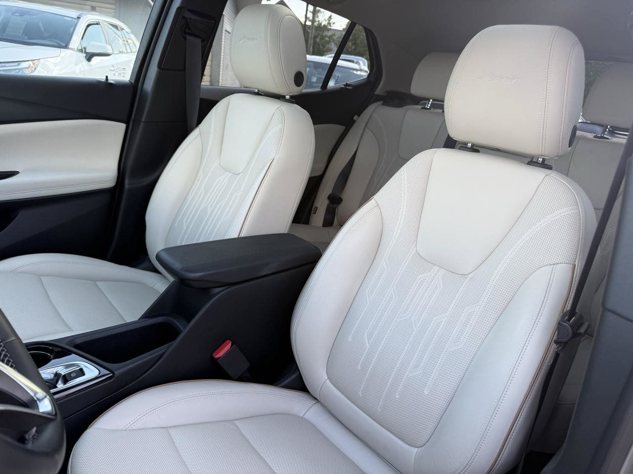 Used 2025 Buick Encore GX Avenir w/ Avenir Convenience Package FWD image 8