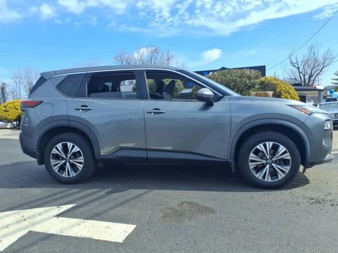 Used 2021 Nissan Rogue SV image 2