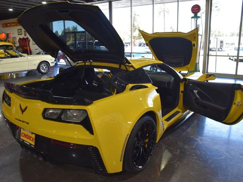 Used 2017 Chevrolet Corvette Grand Sport w/ Z07 Performance Package RWD image 16