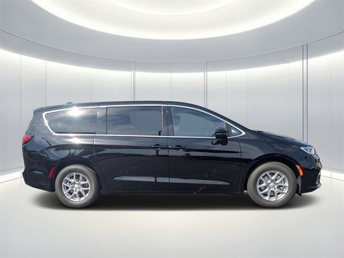 New 2026 Chrysler Pacifica Select image 3