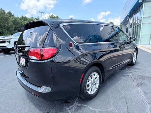 Used 2022 Chrysler Voyager LX FWD image 6